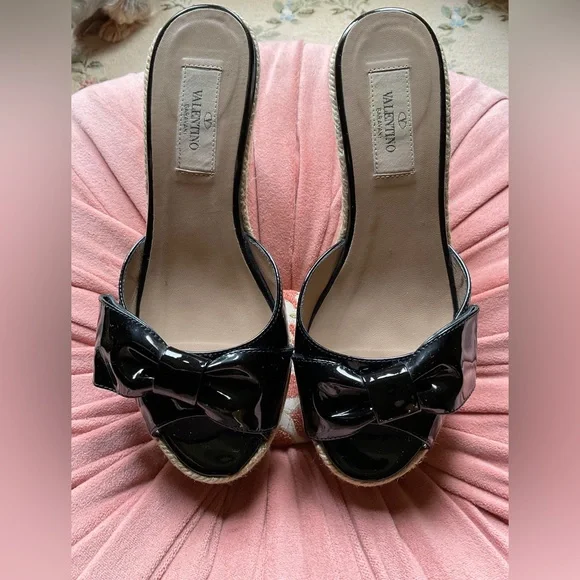 SALE!! ❤️ Valentino Black Patent Leather Bow Sandal with Wedge. Size 7 - Picture 2 of 13